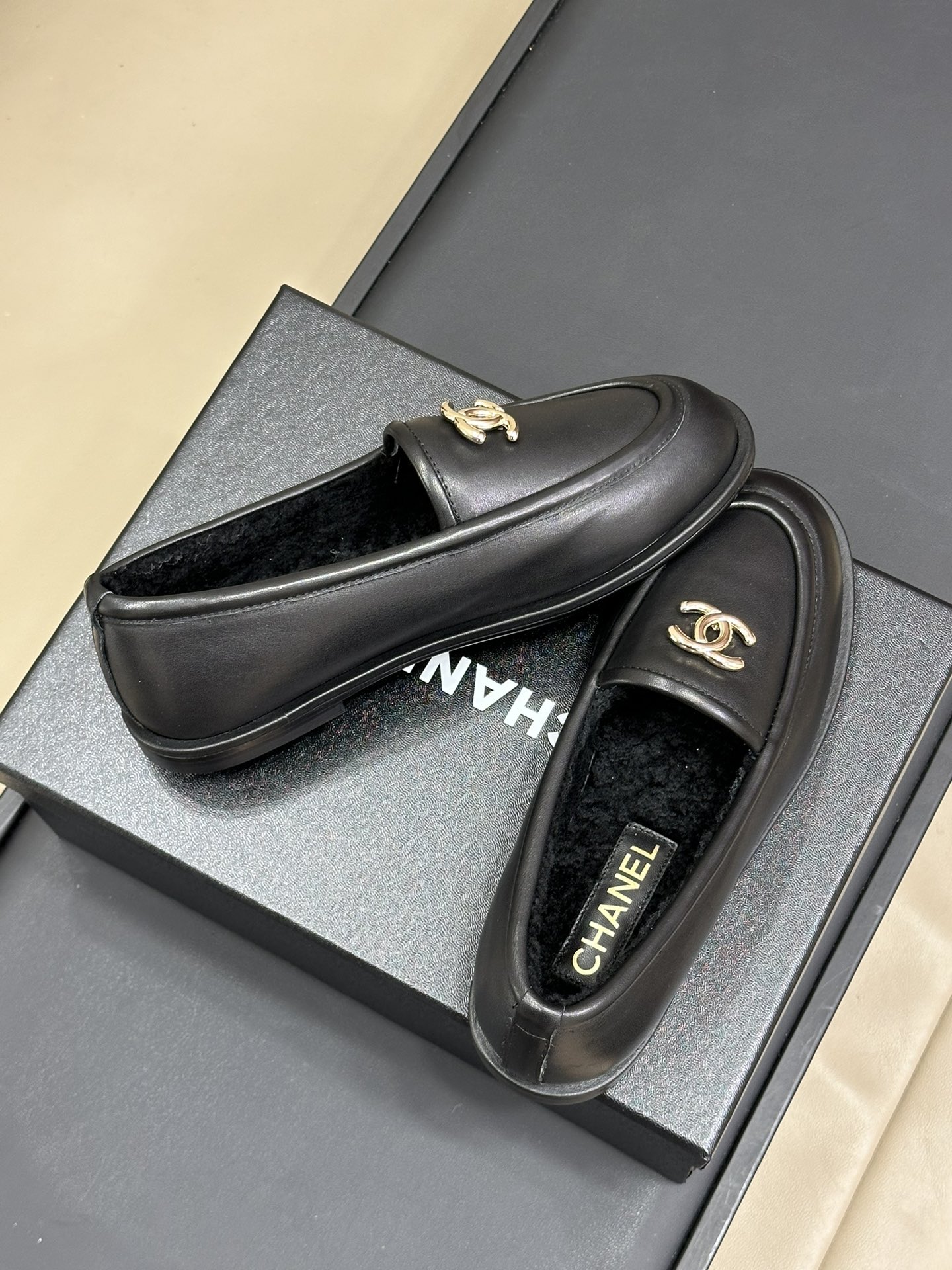 Chanel 24k 샤넬 스웨이드 양털 로퍼