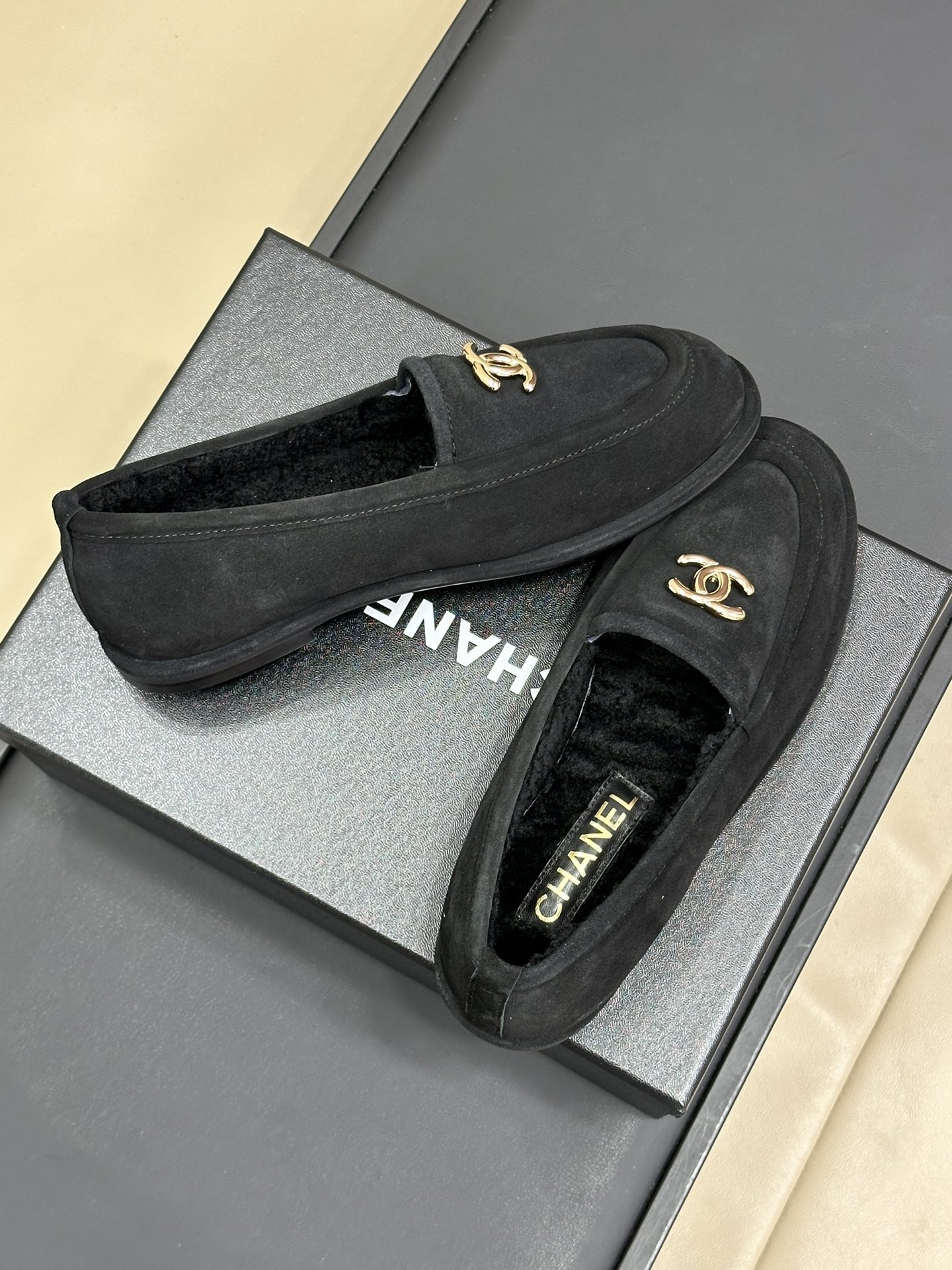 Chanel 24k 샤넬 스웨이드 양털 로퍼