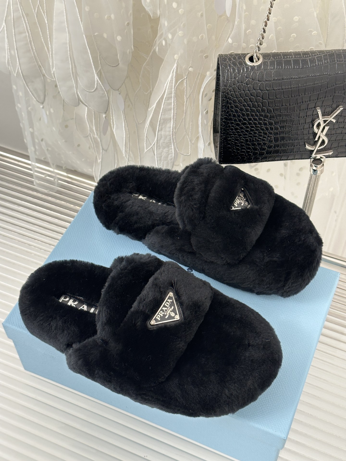 프라다 시어링 뮬