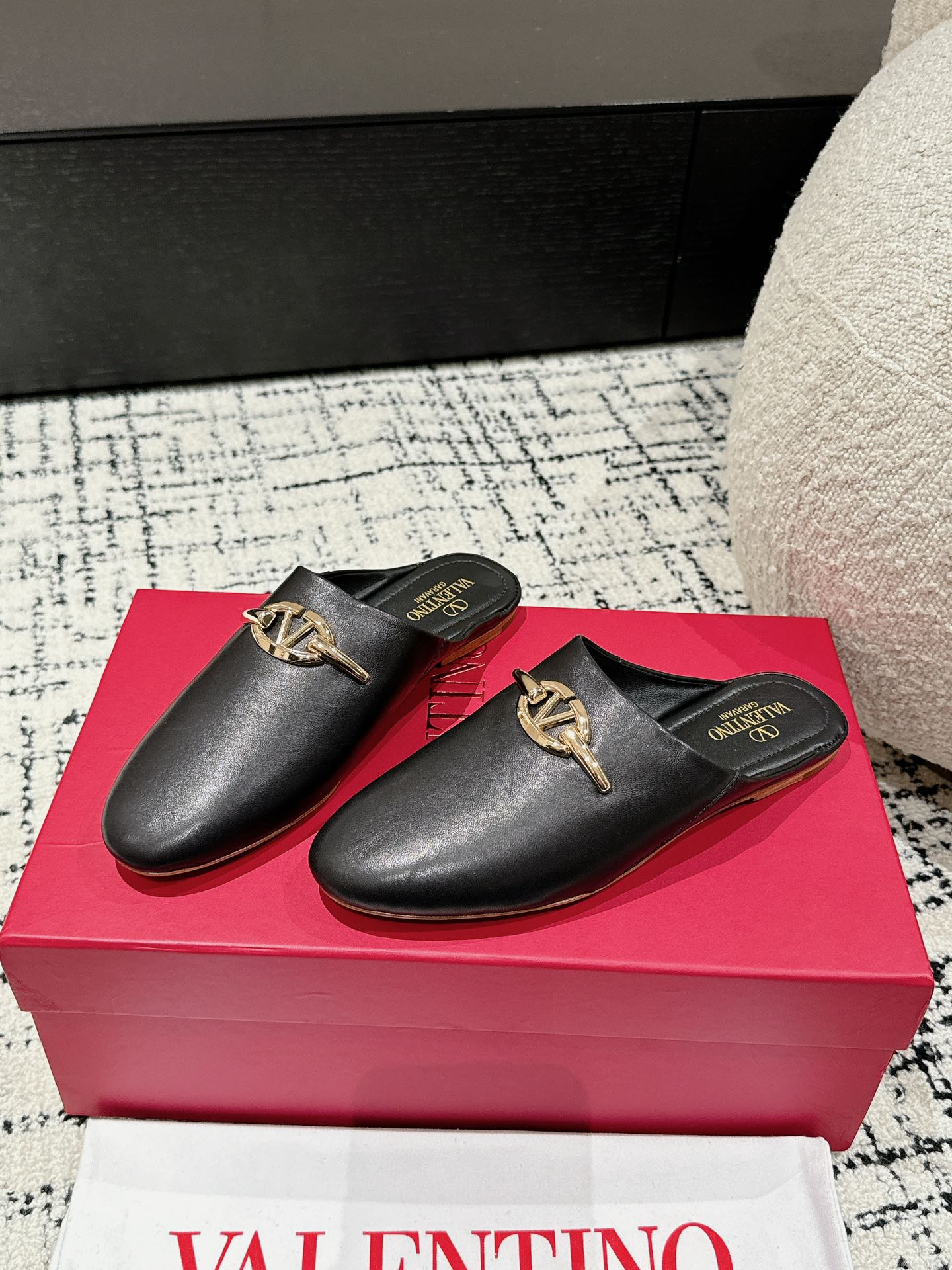 발렌티노 24SS 가바라니 v로고 샌들 뮬