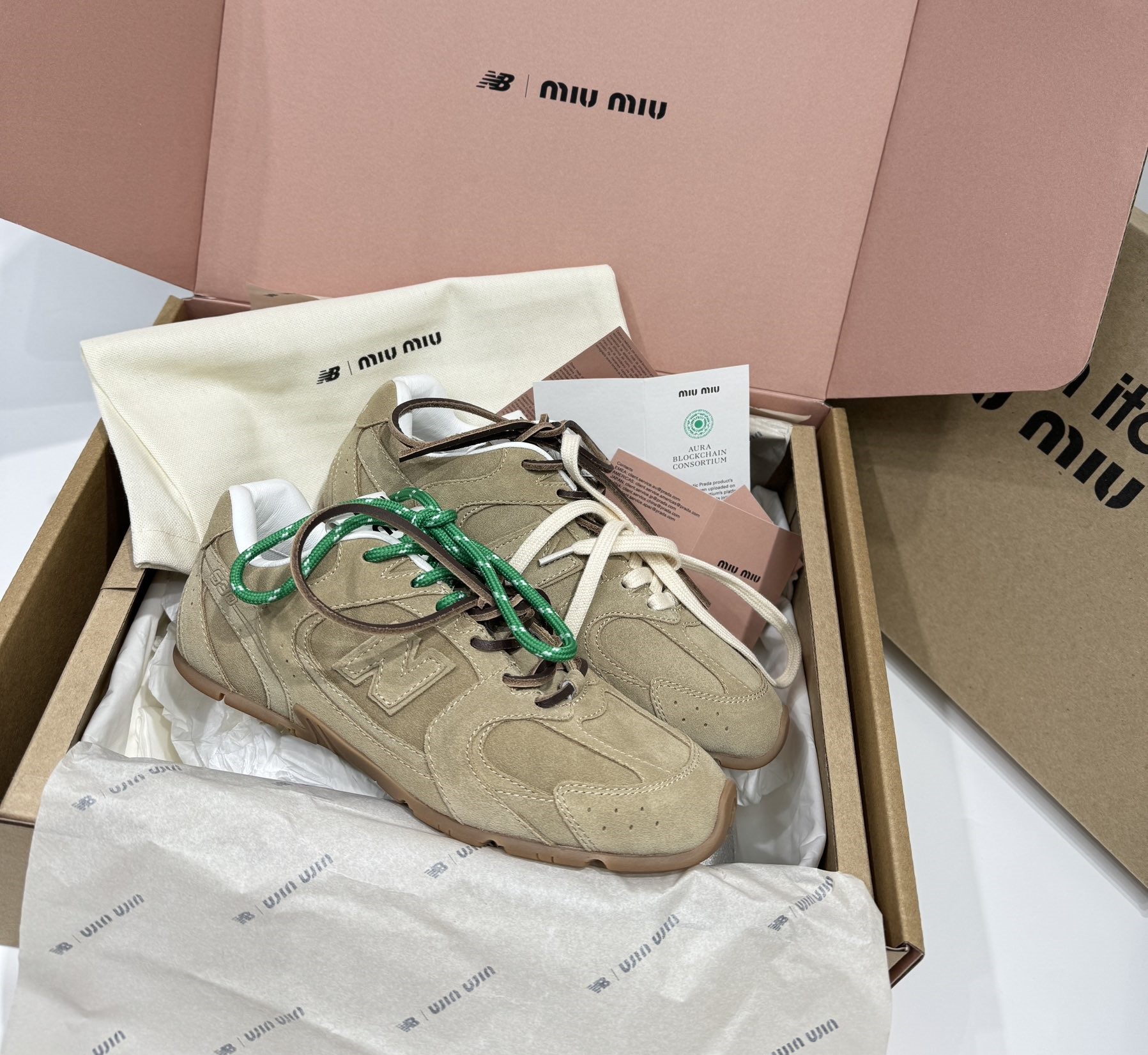 [하이앤드]Miu Miu X New Balance 530 스니커즈