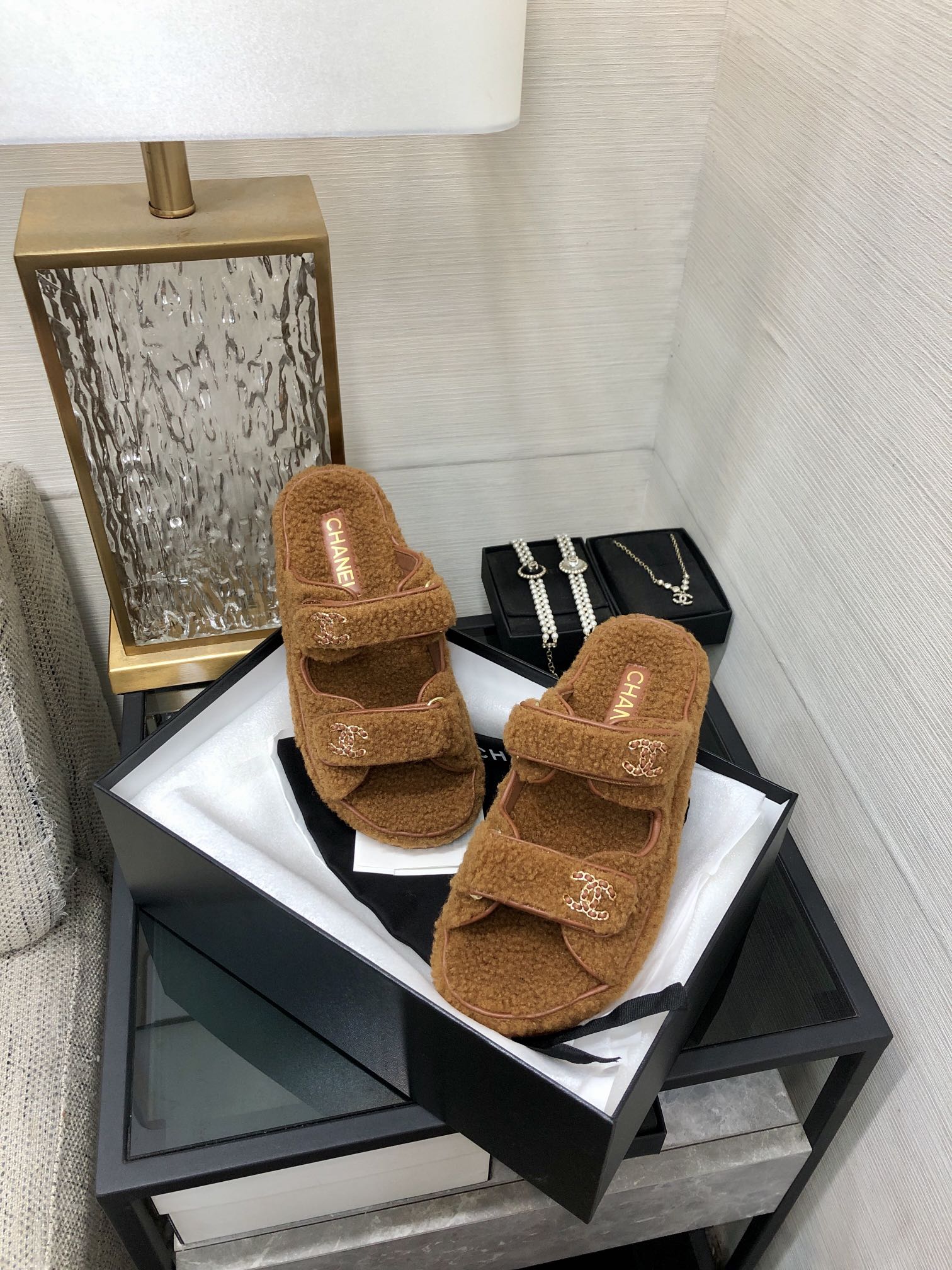 샤넬 24ss 퍼 벨크로 뮬
