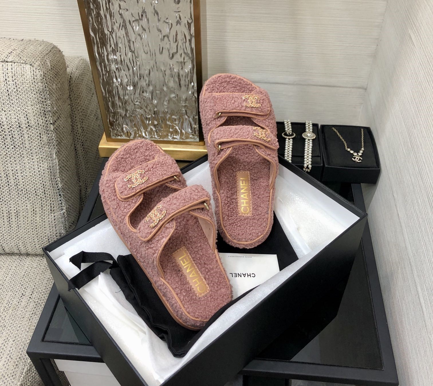 샤넬 24ss 퍼 벨크로 뮬