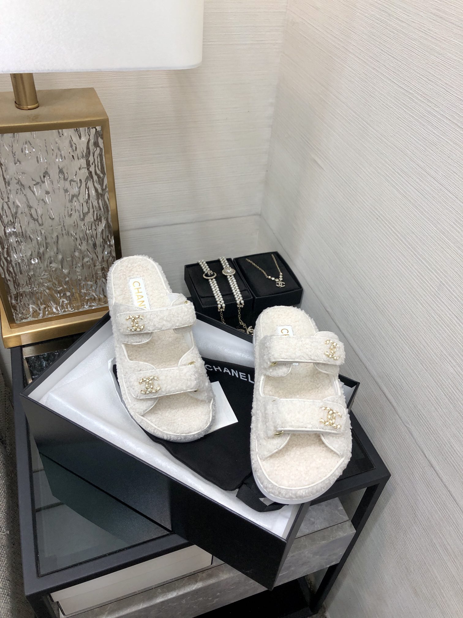 샤넬 24ss 퍼 벨크로 뮬