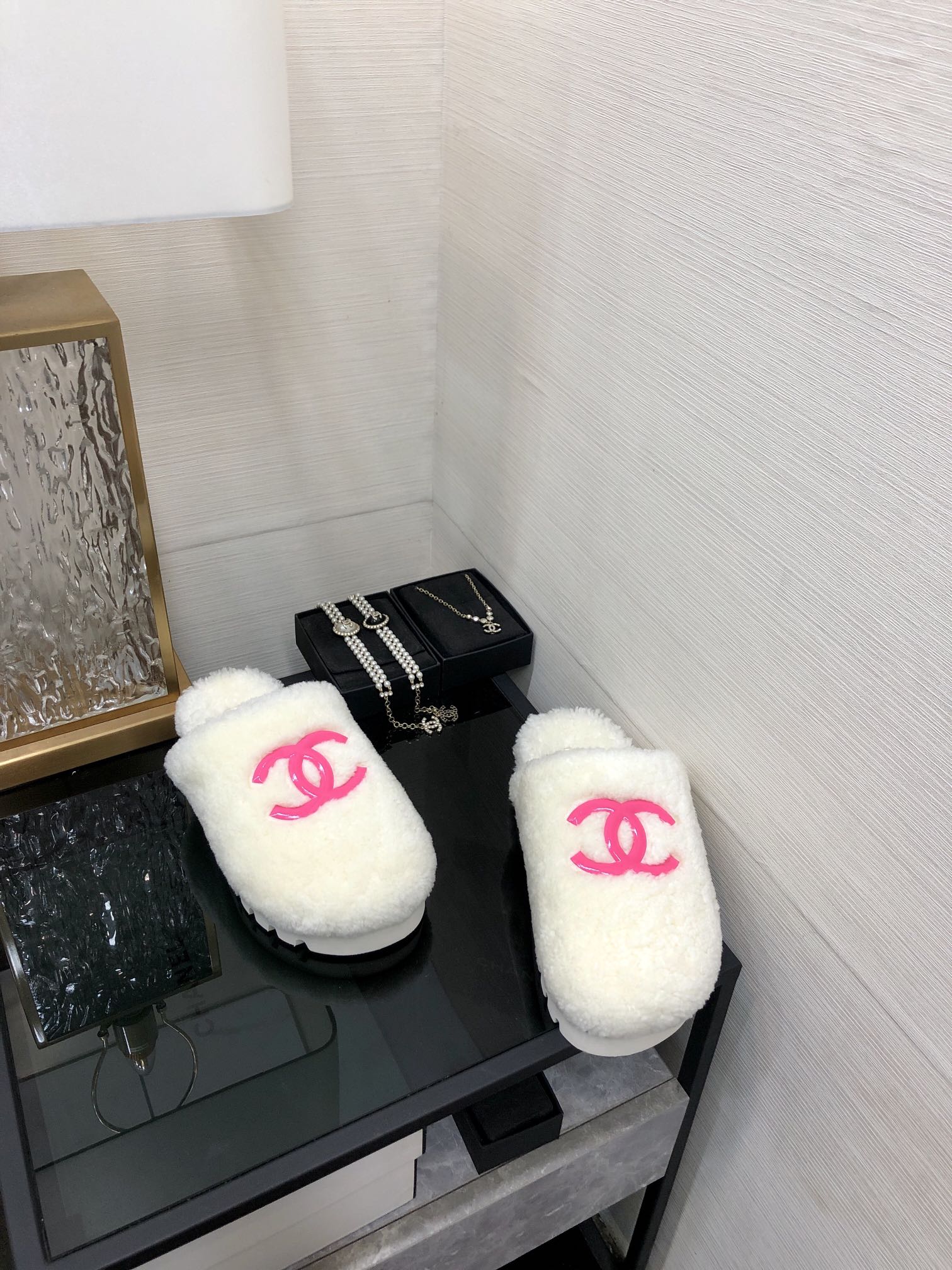 샤넬 24ss 통굽 양털 뮬
