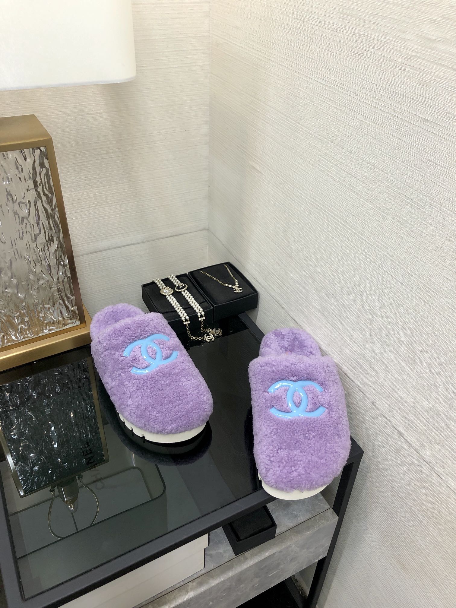 샤넬 24ss 통굽 양털 뮬