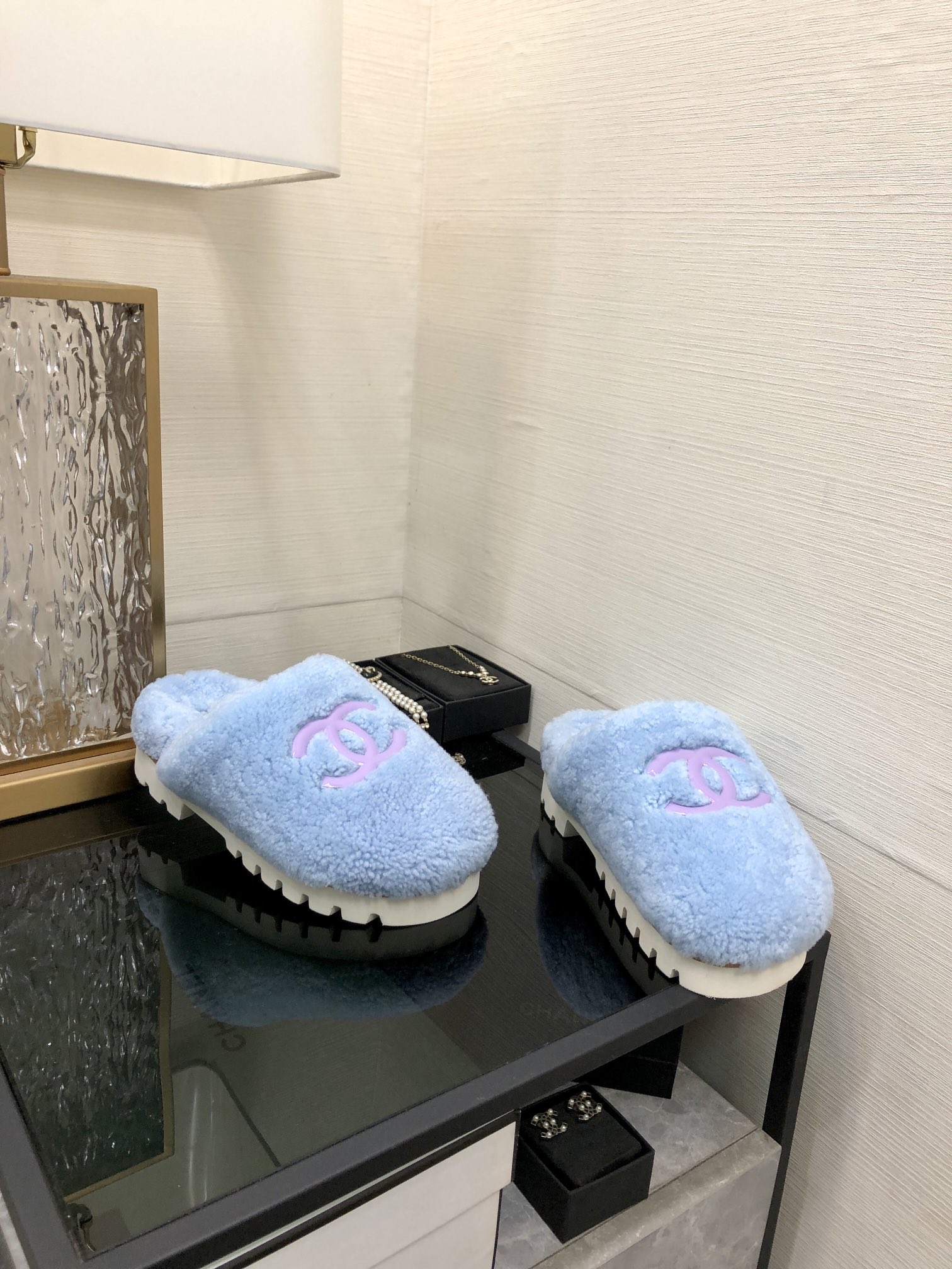 샤넬 24ss 통굽 양털 뮬