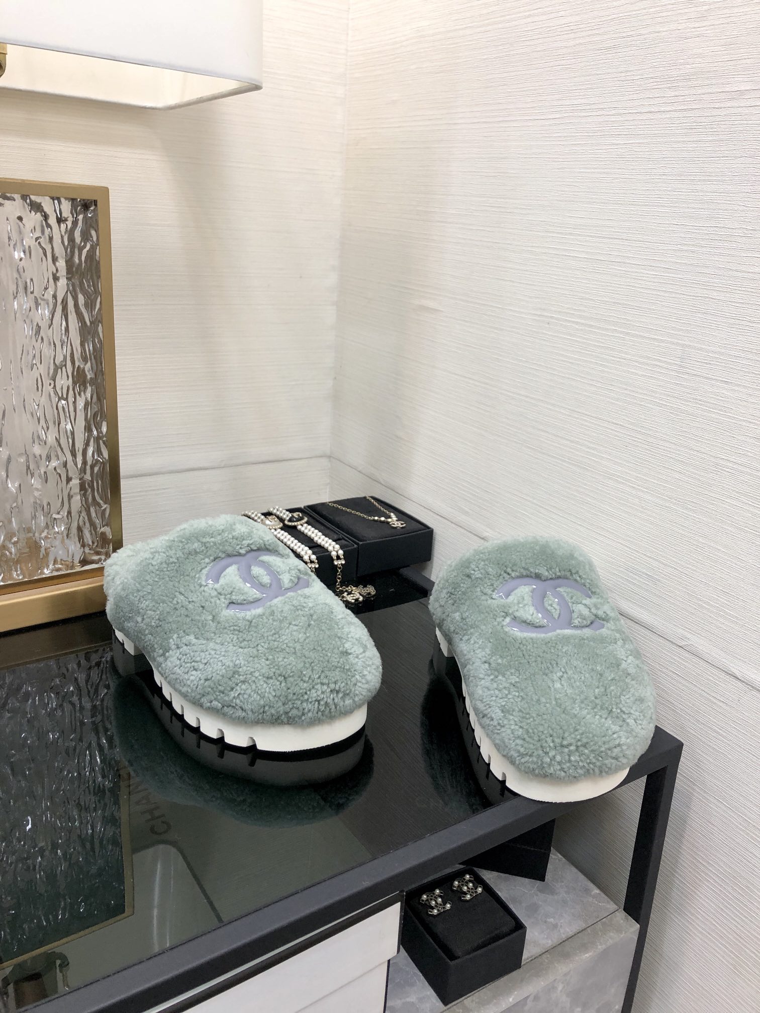 샤넬 24ss 통굽 양털 뮬